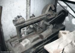 antica macchina per tagliare il ferro