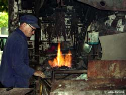 Forgia a carbone con ferro dentro al fuoco