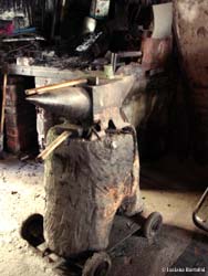 Incudine su ceppo di legno